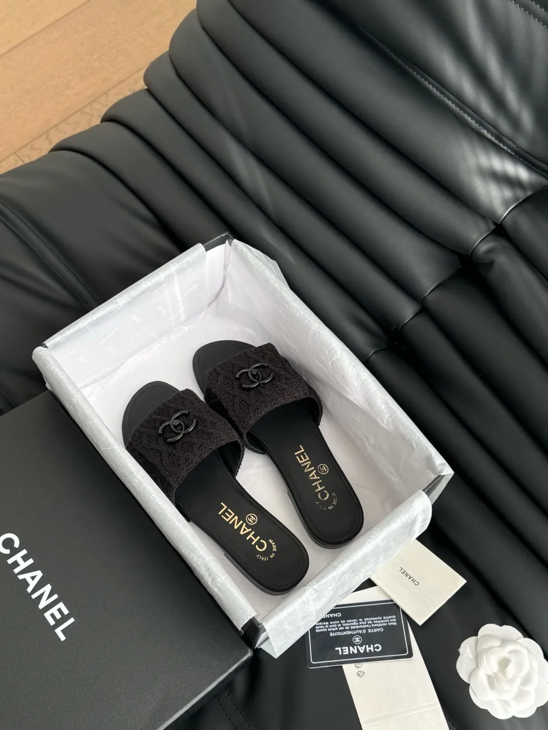 👟👟Ex-factory price 400👟👟 Chanel 25C new schoolbag buckle slippers, the return of the classic schoolbag buckle design, special vintage, full of retro flavor, loafers have also grown to aesthetics, upper cowhide, lining sheepskin, original outsole Size: 35-39 40 41 42 Customized and non-returnable